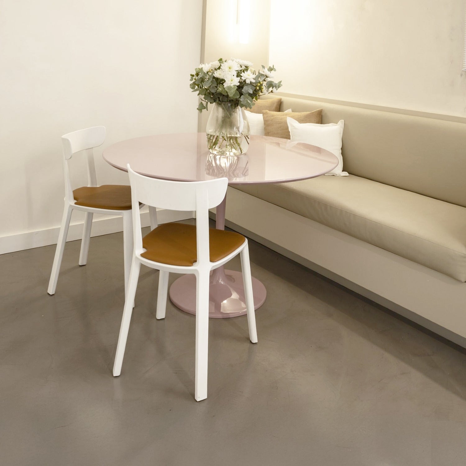 Silla Cadrea Blanca Tapizada Cognac
